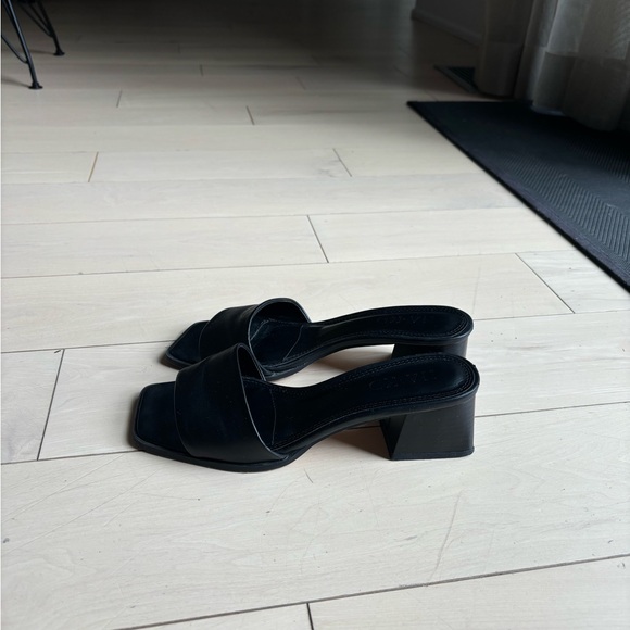 selling the cutest heels! - Picture 1 of 4